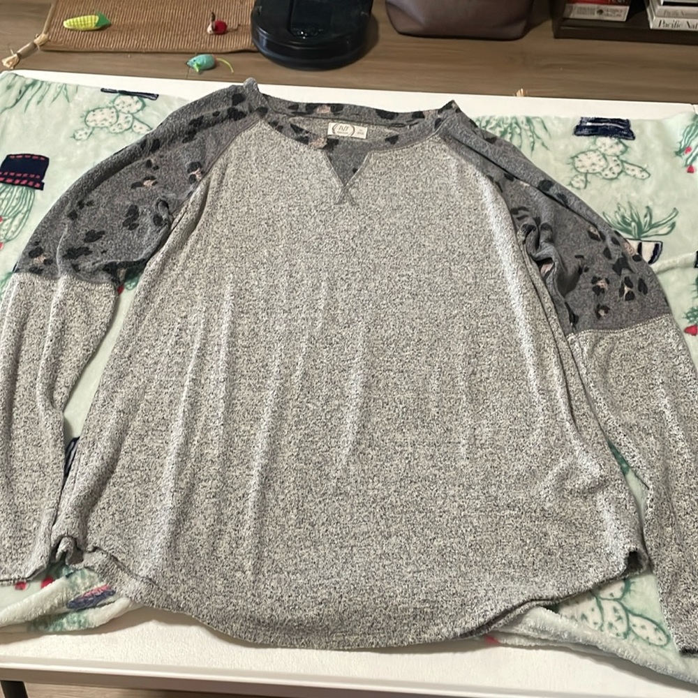 Long sleeve leopard detail shirt